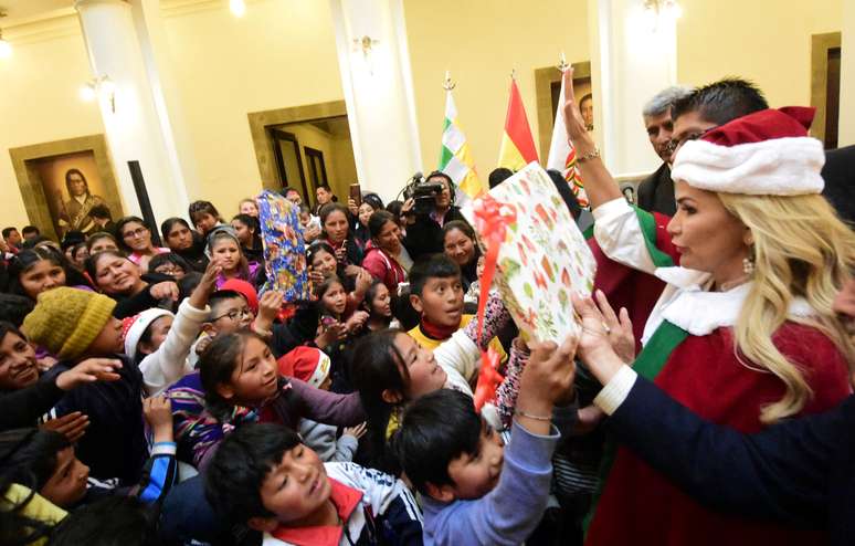 Presidente interina da Bol&iacute;via, Jeanine &Aacute;&ntilde;ez, vestida de Mam&atilde;e Noel em cerim&ocirc;nia de Natal com crian&ccedil;as no pal&aacute;cio presidencial em La Paz
17/12/2019
Diego Valero/Corteria da Presid&ecirc;ncia da Bol&iacute;via/Divulga&ccedil;&atilde;o via REUTERS
