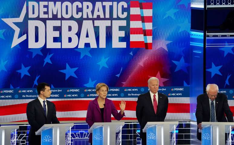 Pr&eacute;-candidatos presidenciais democratas durante debate em Atlanta
20/11/2019
REUTERS/Brendan McDermid