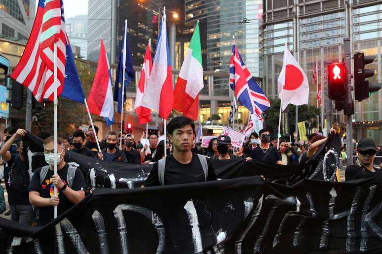Manifestantes de Hong Kong protestam em frente a consulados estrangeiros
19/12/2019
REUTERS/Lucy Nicholson