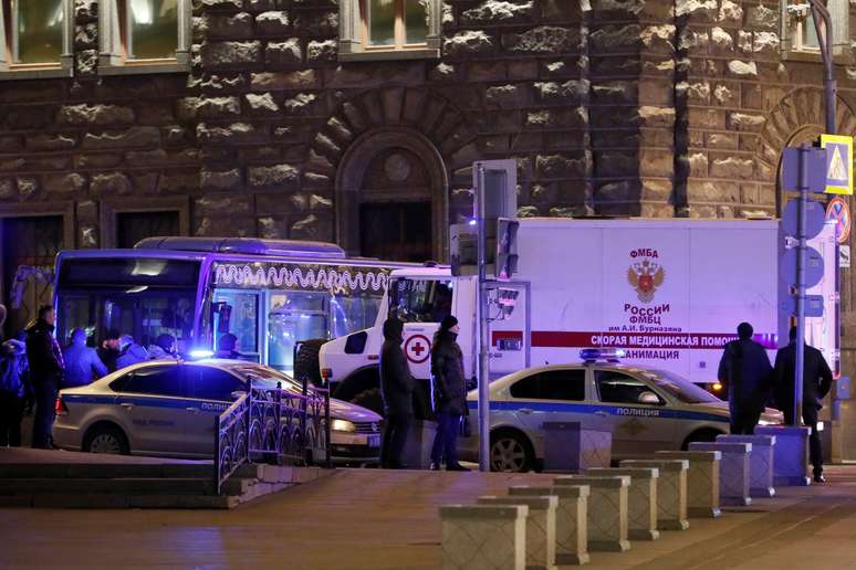 Ambul&acirc;ncia perto de local de tiroteio perto da sede do servi&ccedil;o de seguran&ccedil;a da R&uacute;ssia, em Moscou
19/12/2019 REUTERS/Shamil Zhumatov