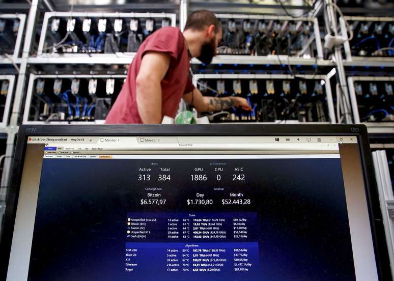 Trabalhador checa computadores para mineração de bitcoins em Florença, Itália 
06/04/2018
REUTERS/Alessandro Bianchi