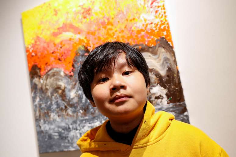 Vietnamita Xeo Chu em frente a uma de suas pinturas expostas em Nova York
18/12/2019 REUTERS/Shannon Stapleton 