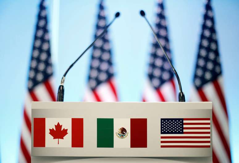 As bandeiras de Canad&aacute;, M&eacute;xico e EUA vistas em um p&uacute;lpito antes de uma coletiva de imprensa conjunta sobre o encerramento da s&eacute;tima rodada de negocia&ccedil;&otilde;es do Nafta, na Cidade do M&eacute;xico. 05/03/2018. REUTERS/Edgard Garrido