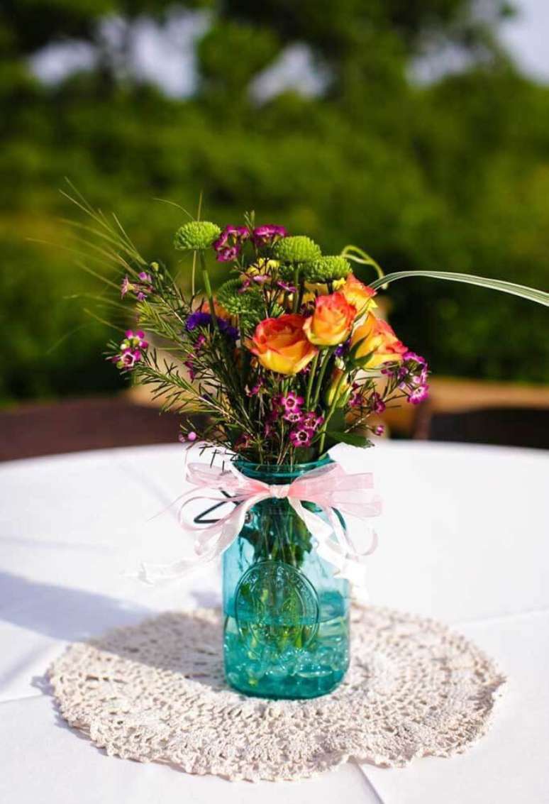 30. Decore o centro de mesa com um lindo vaso de flores colorido – Via: Decor Fácil