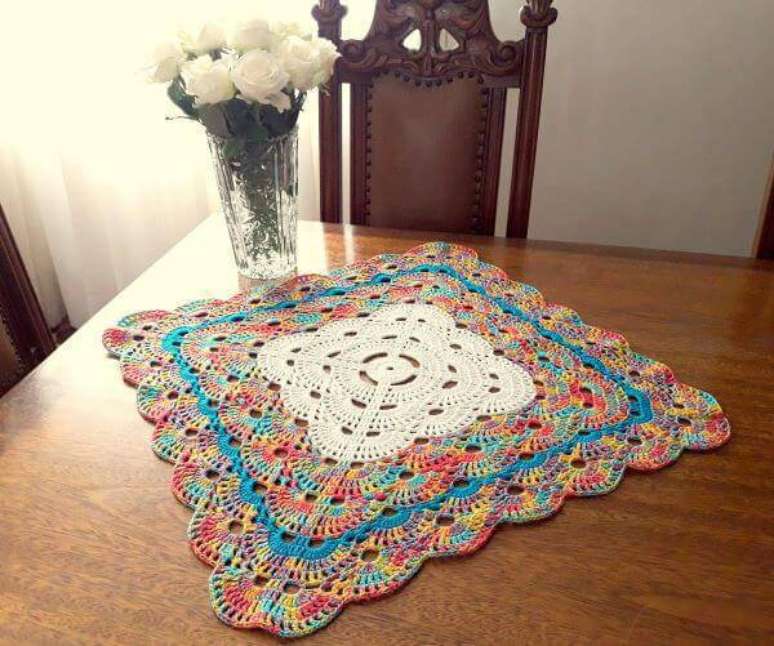 7. Centro de mesa de crochê quadrado e colorido – Via: Pinterest