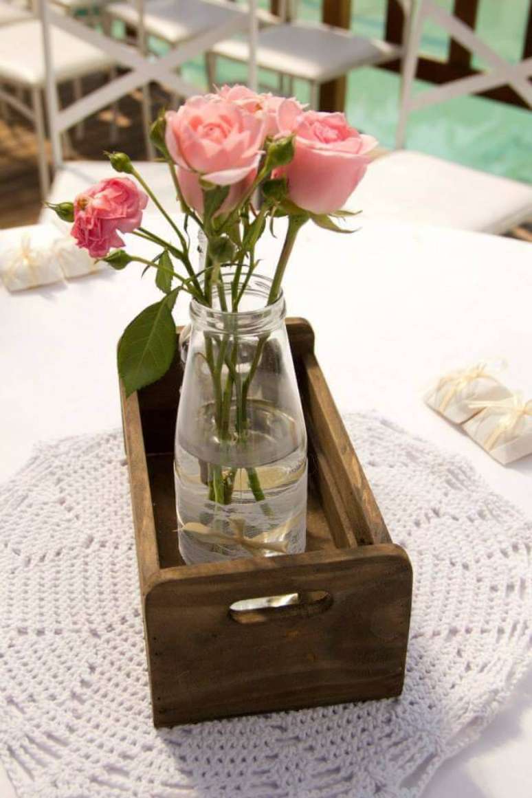 51. Centro de mesa decorado com flores cor de rosa – Via: The New Pink
