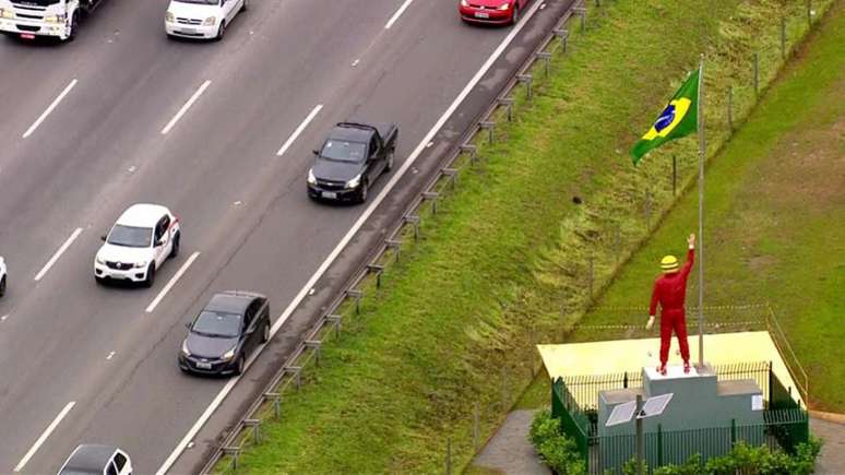 Homenagem ao ex-piloto Ayrton Senna congestionou trânsito em São Paulo (Reprodução/ TV Globo)