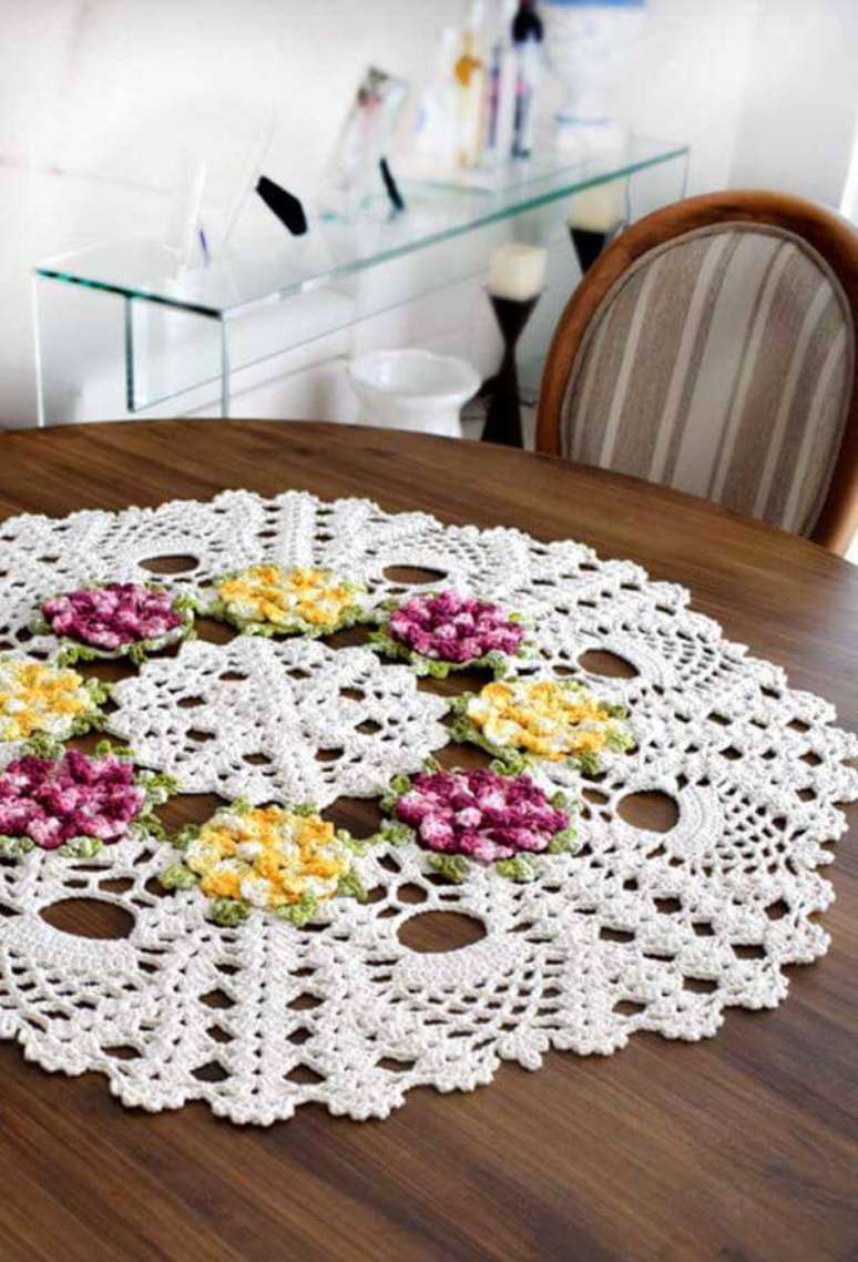 6. Centro de mesa de crochê com flores para mesa redonda – Via: Pinterest