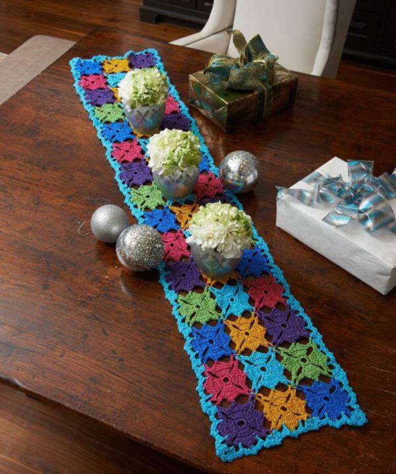 58. Caminha de mesa de crochê colorido – Via: Pinterest