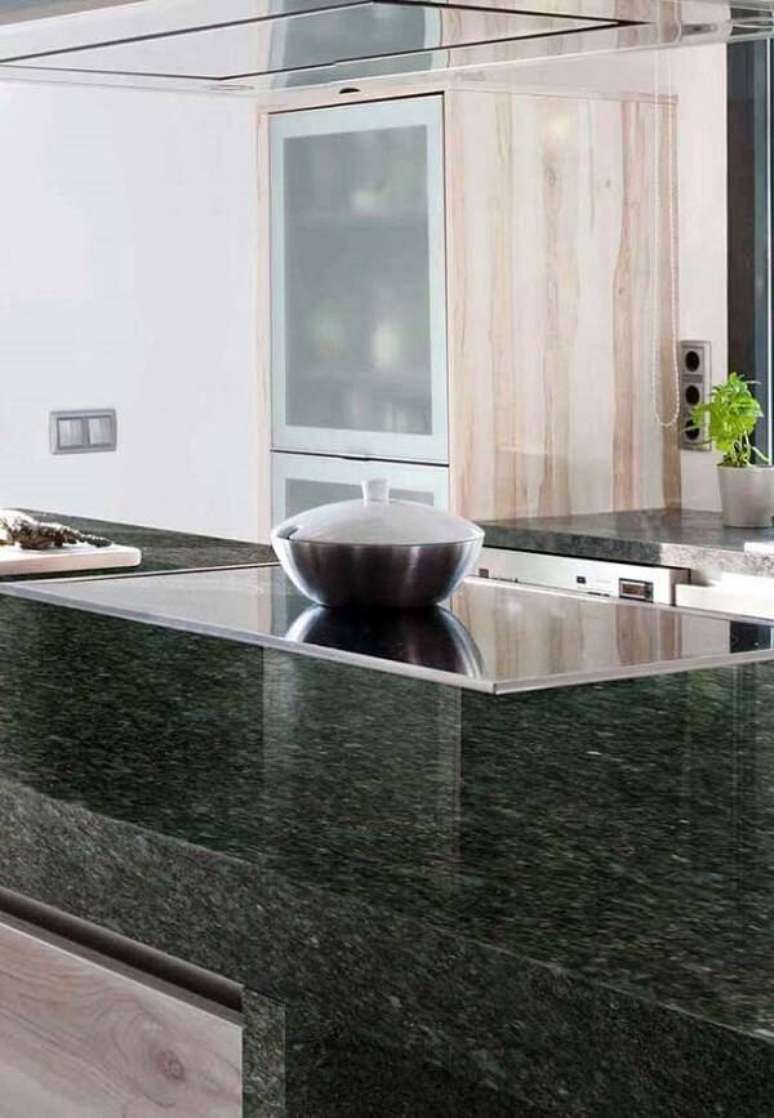 17. Bancada extensa com acabamento de granito verde ubatuba. Fonte: Pinterest