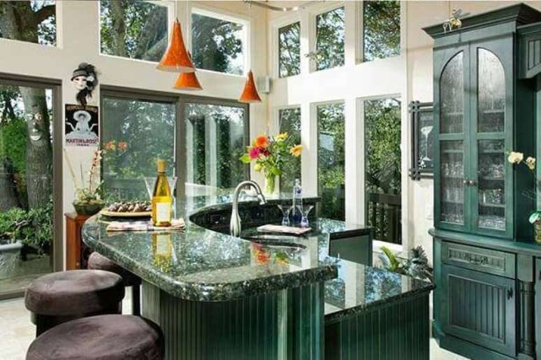 21. Cozinha cheia de luz com granito verde ubatuba. Fonte: Pinterest
