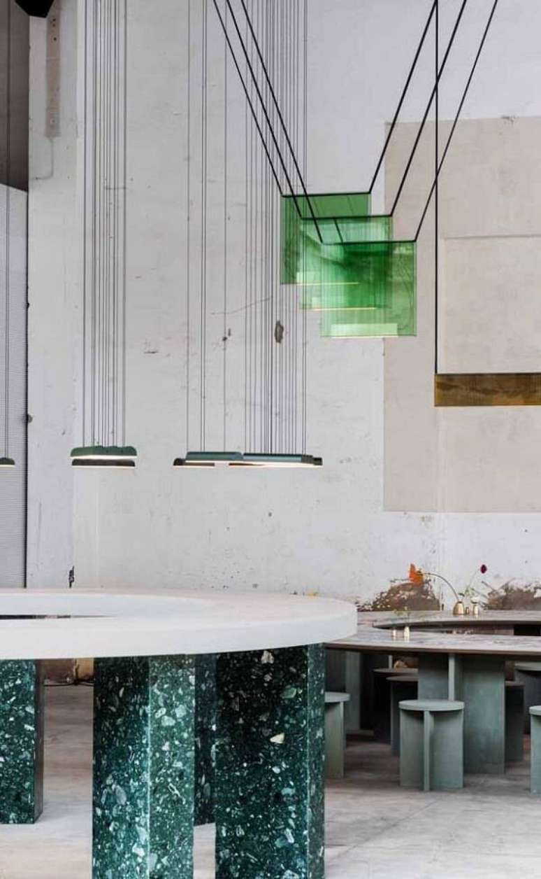32. O granito verde ubatuba serviu de acabamento para a mesa da sala de jantar. Fonte: Pinterest
