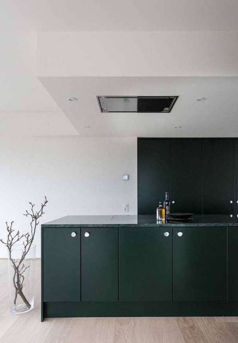 33. Cozinha minimalista com bancada de granito verde ubatuba. Fonte: Pinterest