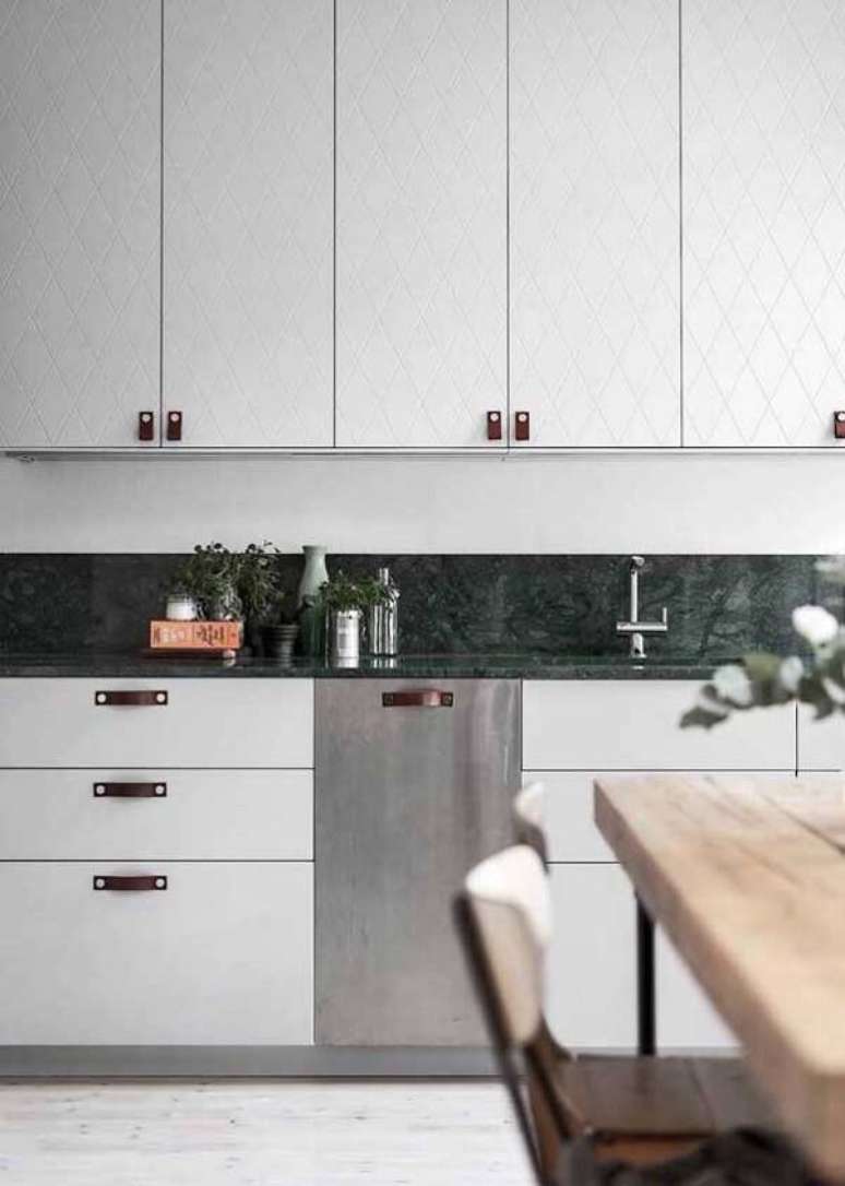 34. Cozinha com armários em tom branco e bancada de granito verde ubatuba. Fonte: Pinterest