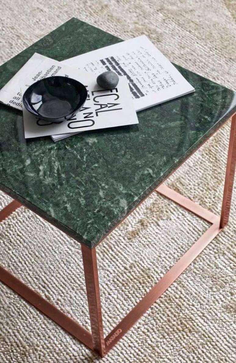 36. Mesa de centro feita de granito verde ubatuba. Fonte: Pinterest