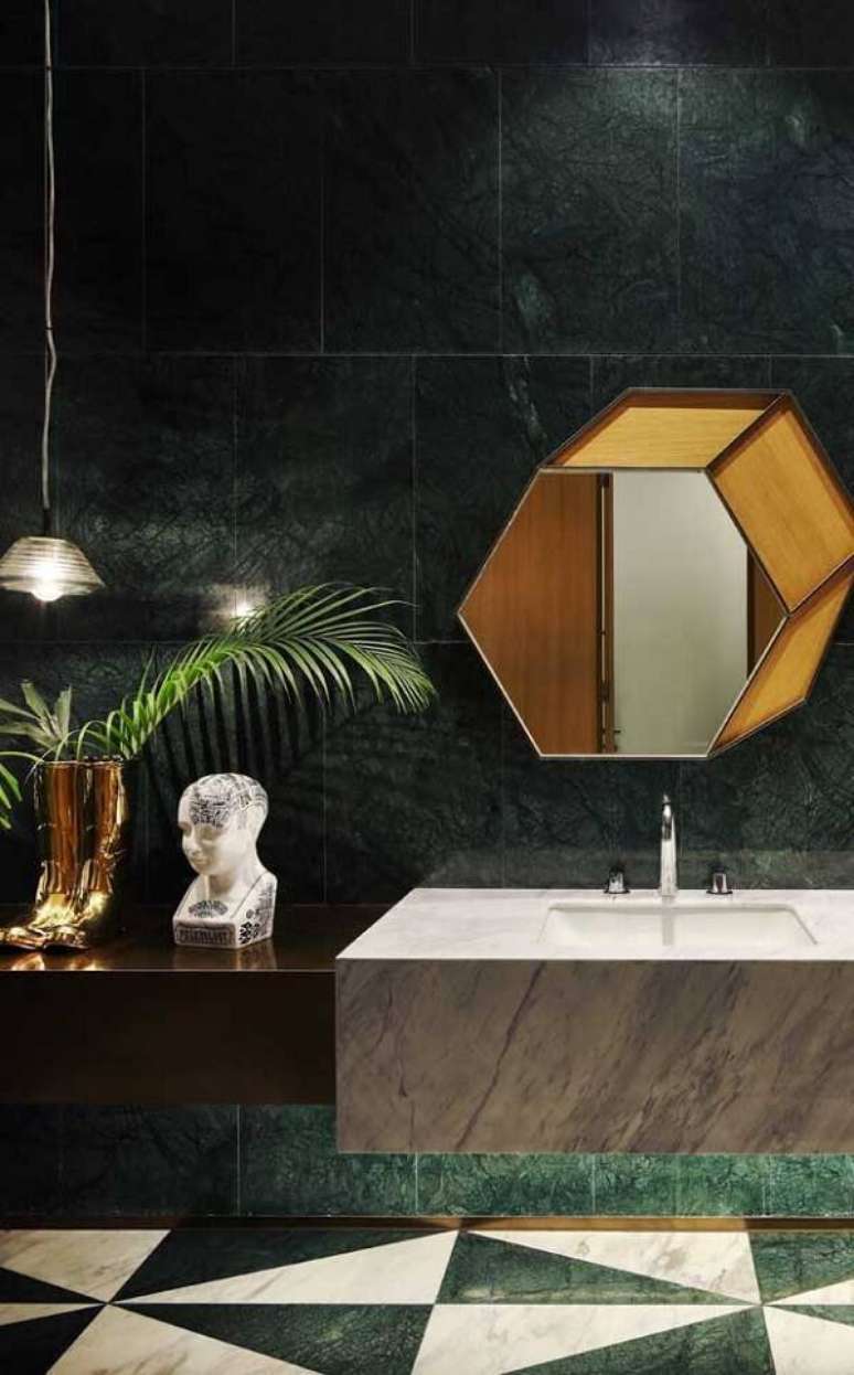 48. Banheiro com parede revestida de granito verde ubatuba. Fonte: Pinterest