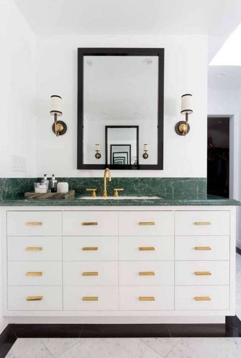6. Banheiro com decoração sofisticada em tons de branco, dourado e verde. Fonte: Pinterest