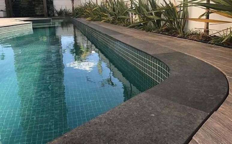 52. Piscina com borda de granito verde ubatuba. Fonte: Pinterest