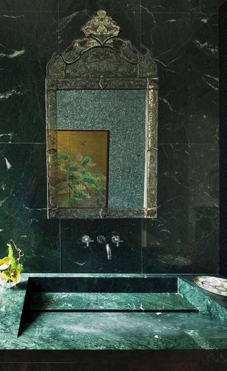 64. Revestimento do banheiro feito com granito verde ubatuba. Fonte: Pinterst