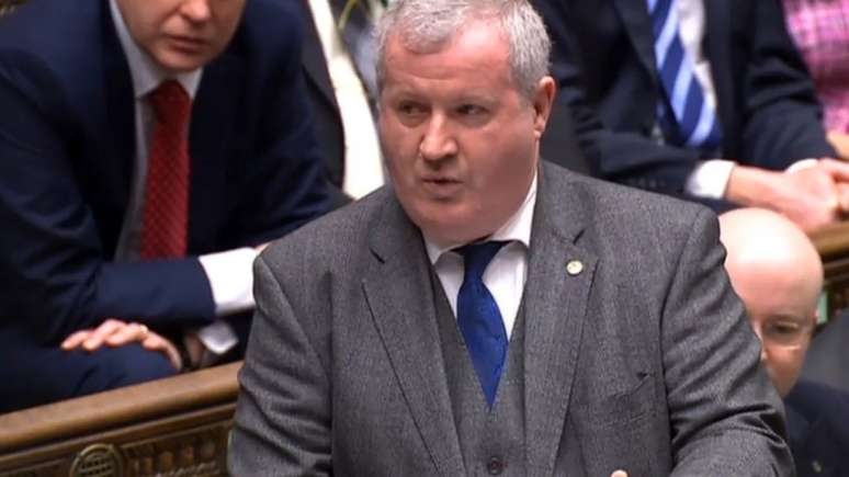 "A Esc&oacute;cia ainda rejeita totalmente o Brexit, e mesmo assim o primeiro-ministro continua nos levando cegamente &agrave; beira do precip&iacute;cio com esses planos de Brexit que nos deixar&atilde;o mais pobres e piores", afirmou parlamentar escoc&ecirc;s Ian Blackford