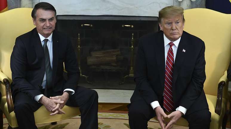 Bolsonaro e Trump em foto de março; os dois conversaram novamente por telefone nesta sexta-feira (20), onde o americano avisou que desistiu de sobretaxação