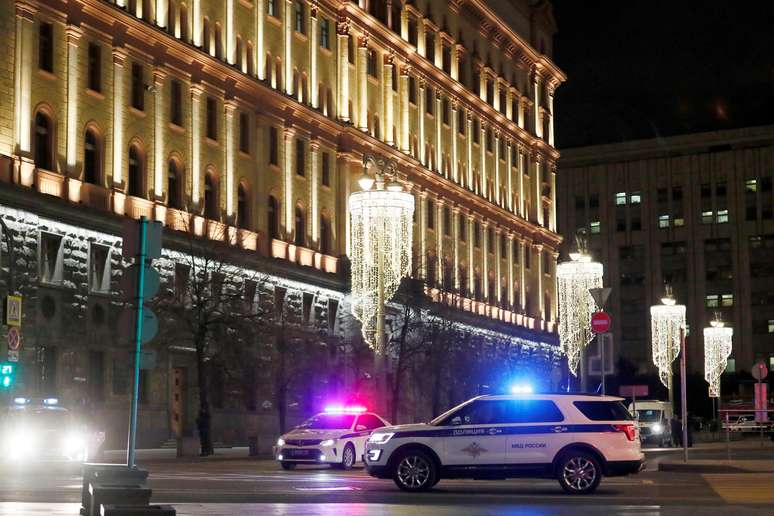 Carros de pol&iacute;cia perto da sede do FSB, em Moscou
19/12/2019
REUTERS/Shamil Zhumatov