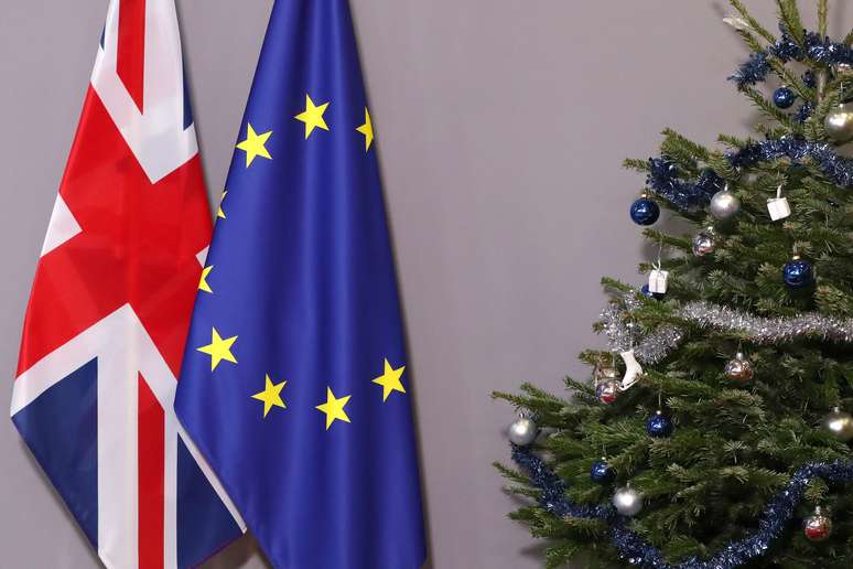 Bandeiras do Reino Unido e da Uni&atilde;o Europeia ao lado de &aacute;rvore de Natal
11/12/2018
REUTERS/Yves Herman