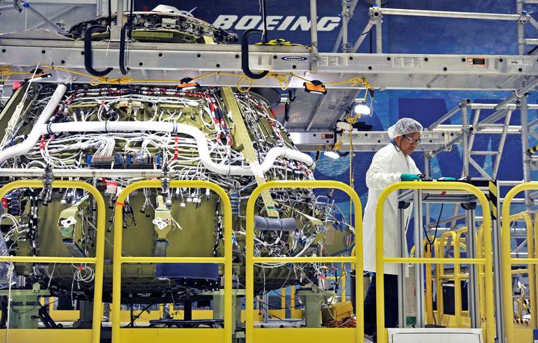 T&eacute;cnico da Boeing trabalha em teste de c&aacute;psula dentro do Kennedy Space Center, em Cabo Canaveral, Fl&oacute;rida 18/12/2019 REUTERS/Steve Nesius