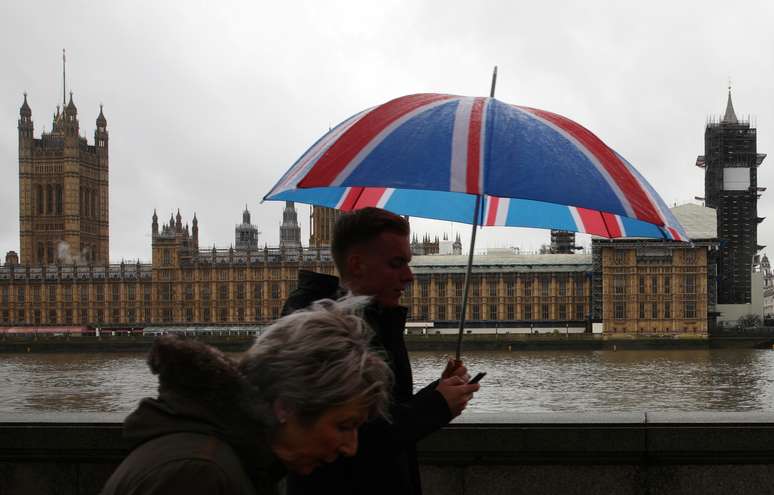 Pessoas caminham pela Ponte Westminster em dia de chuva em Londres
20/12/2019
REUTERS/Tom Nicholson
