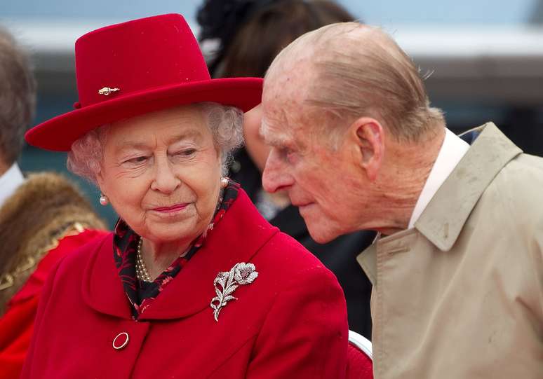 Rainha Elizabeth ao lado do marido, pr&iacute;ncipe Philip, em Londres
25/04/2012
REUTERS/Paul Hackett