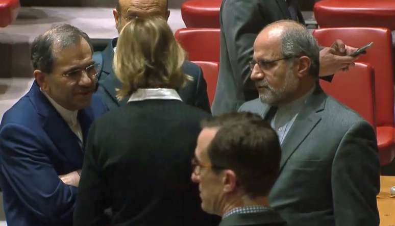 A embaixadora norte-americana na ONU, Kelly Craft, conversa com o embaixador iraniano na ONU, Majid Takht Ravanchi, na sala do Conselho de Seguran&ccedil;a
19/12/2019
TV ONU via REUTERS