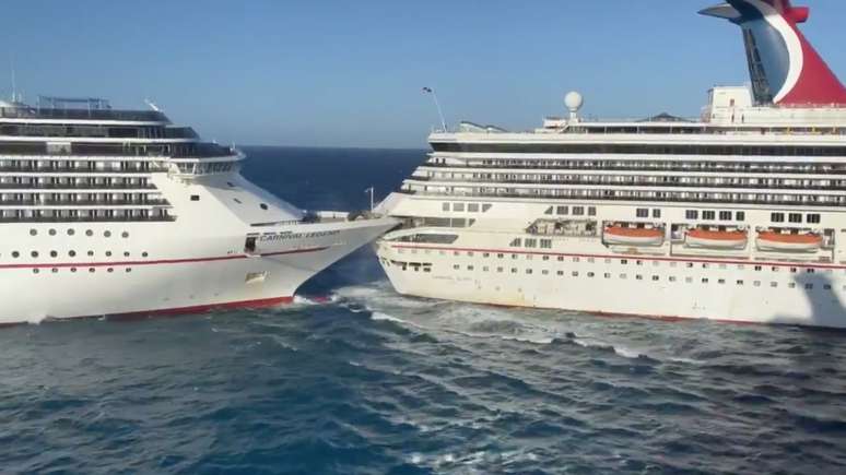 Navios se chocam no porto de Cozumel, no M&eacute;xico, mostra imagem obtida em v&iacute;deo em rede social
20/12/2019
Matthew Bruin via REUTERS

 