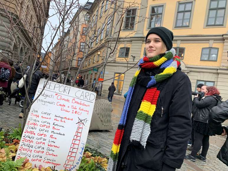 Ativista Isabelle Axelsson participa de manifesta&ccedil;&atilde;o ao lado do boletim com nota "F" para a a&ccedil;&atilde;o clim&aacute;tica dos pol&iacute;ticos
20/12/2019
REUTERS/Anna Ringstrom