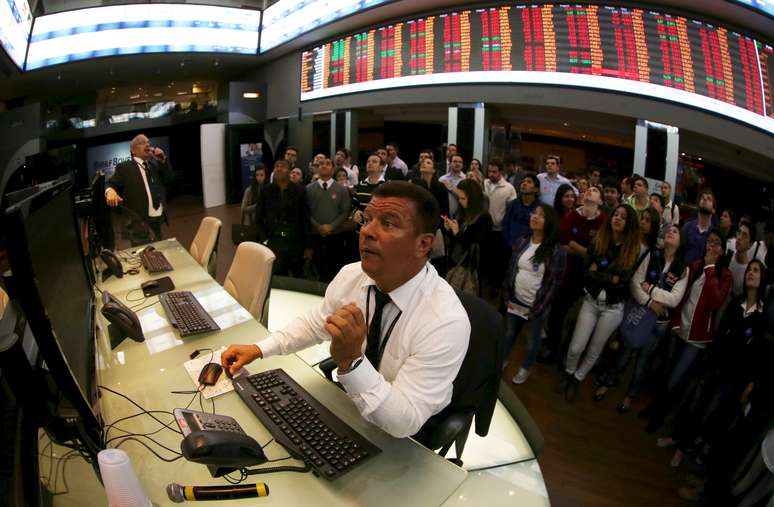 Pessoas acompanham pregão da B# em São Paulo. 24/8/2015  REUTERS/Paulo Whitaker 