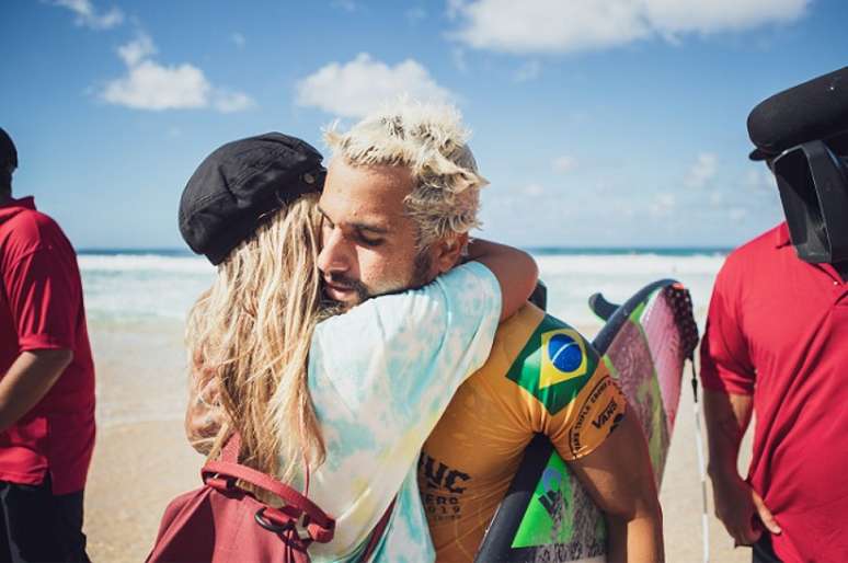 Ítalo Ferreira abraça a namorada Mari Azevedo após conquistar o título Mundial (Foto: Cestari/WSL/Divulgação)