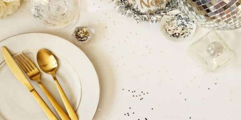 1. Monte uma belíssima mesa posta de Ano Novo. Fonte: Shutterstock