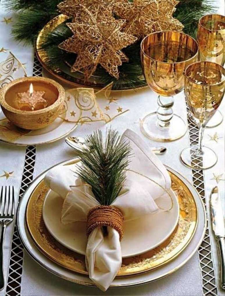10. Adornos nas taças, talheres trabalhados ou pratos com bordas douradas trazem um toque especial a mesa. Fonte: Pinterest