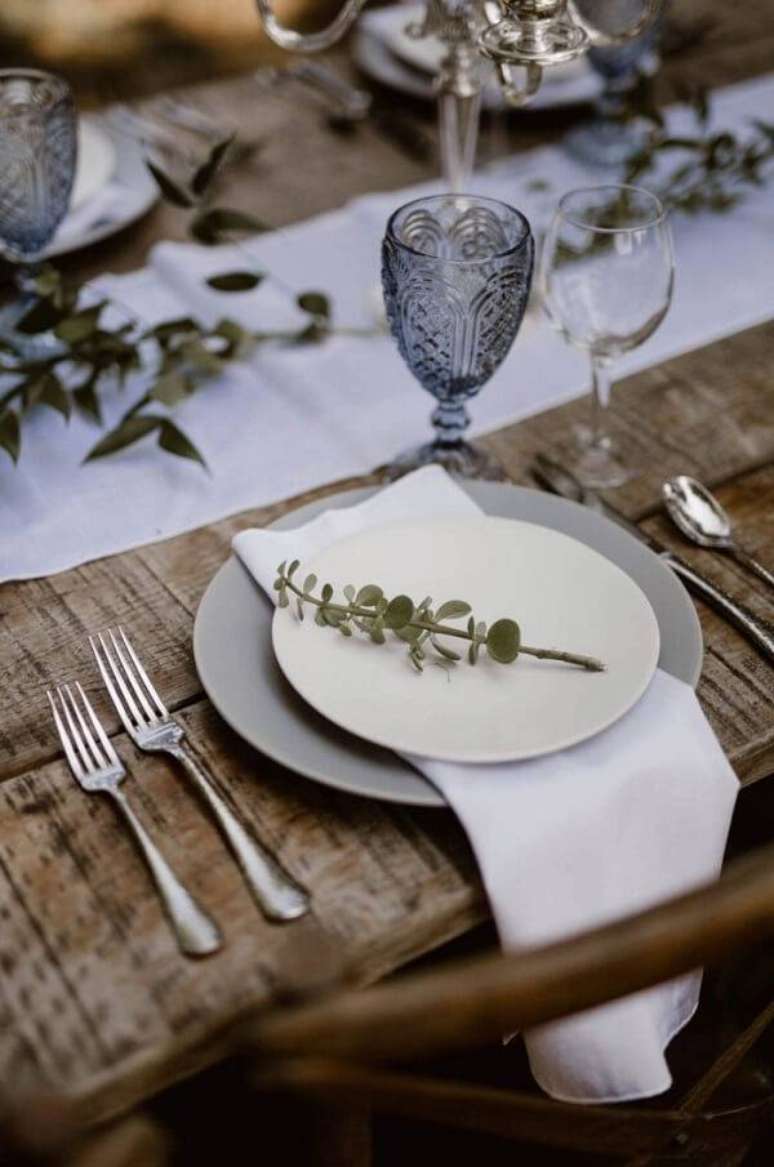 11. Use e abuse de diversos acess&oacute;rios na mesa. Fonte: Pinterest