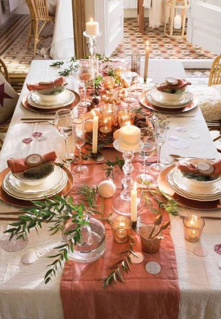 12. Invista na composição toalha + trilho para compor a decoração da mesa. Fonte: Pinterest