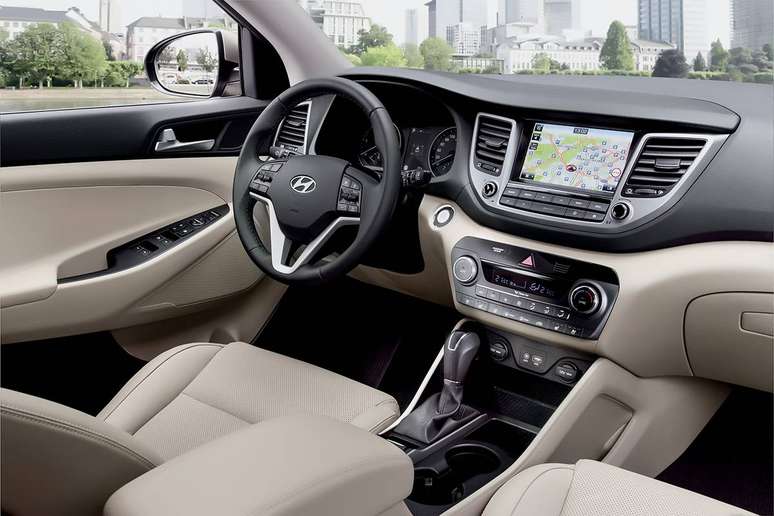 O interior é moderno e confortável, seguindo o padrão da Hyundai. 