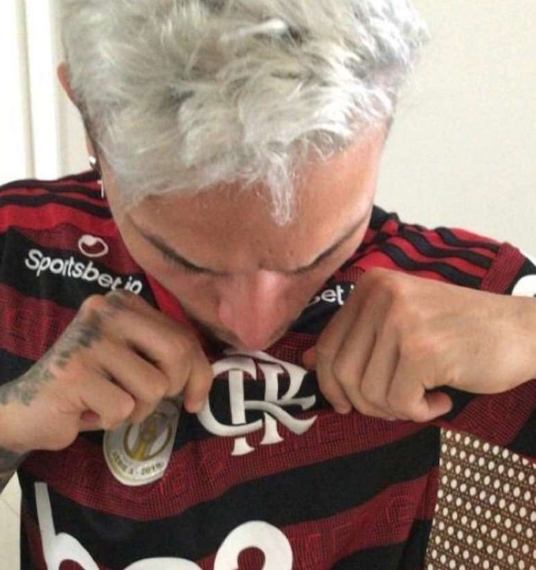 Artur foi flagrado vestindo a camisa do Flamengo (Foto: Reprodução)