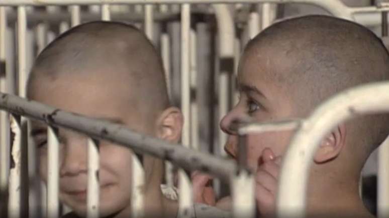 Crian&ccedil;as contaram mais tarde que eram 'tratadas como animais selvagens que precisavam ser enjaulados'