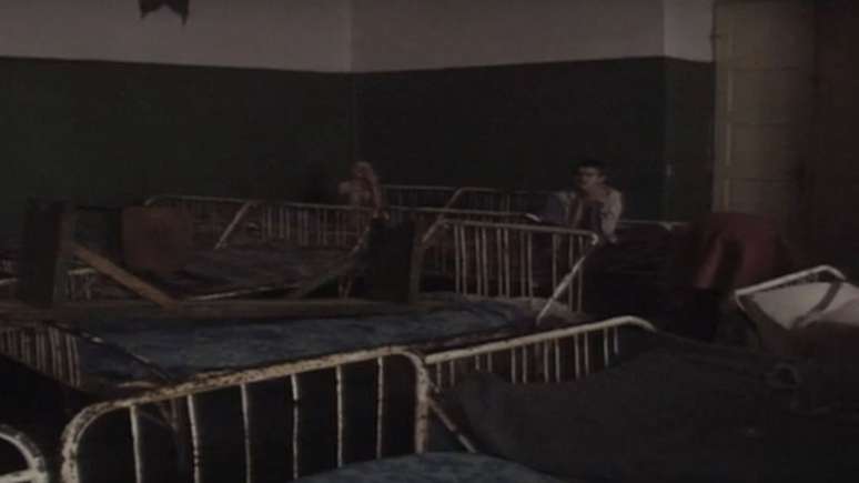 '(Elas ficam em) quartos escuros e imundos, com excrementos por todo lado. S&atilde;o crian&ccedil;as que precisam dos melhores cuidados, mas recebem os piores poss&iacute;veis', disse uma reportagem da BBC dos anos 1990