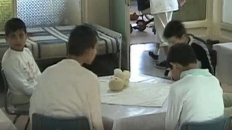 'Um grande n&uacute;mero de crian&ccedil;as balan&ccedil;ava seus corpos para frente e para tr&aacute;s. Na aus&ecirc;ncia de intera&ccedil;&atilde;o social, &eacute; o que elas faziam (para n&atilde;o se entediar)'