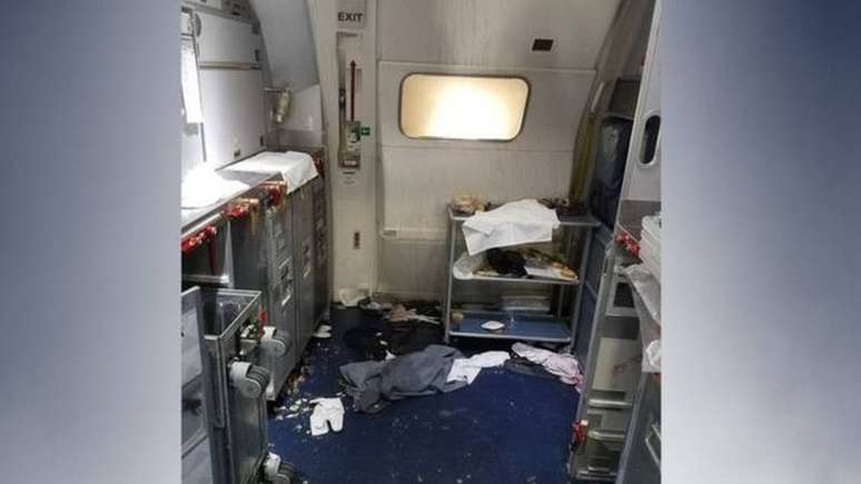 Assim ficou a cabine de um avi&atilde;o em 2017 ap&oacute;s um passageiro tentar abrir a porta de emerg&ecirc;ncia depois de lutar com duas aeromo&ccedil;as e v&aacute;rios passageiros