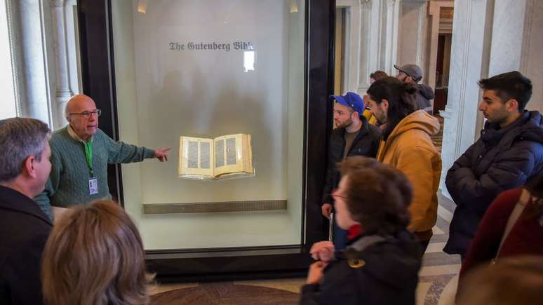 Uma das poucas cópias completas da Bíblia de Gutenberg impressas em pergaminho está na Biblioteca do Congresso dos Estados Unidos