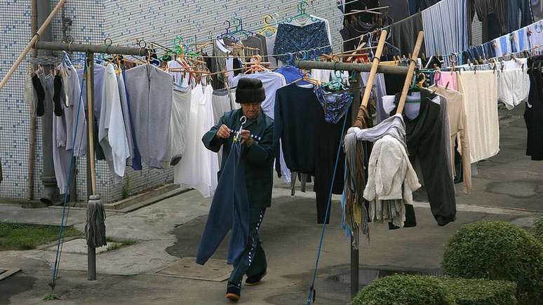 Um preso estrangeiro seca roupas na prisão de Xangai Qingpu em 2006