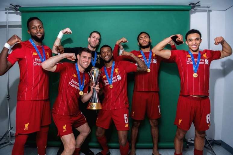 Jogadores do Liverpool curtem a conquista do troféu do Mundial de Clubes (Liverpool)