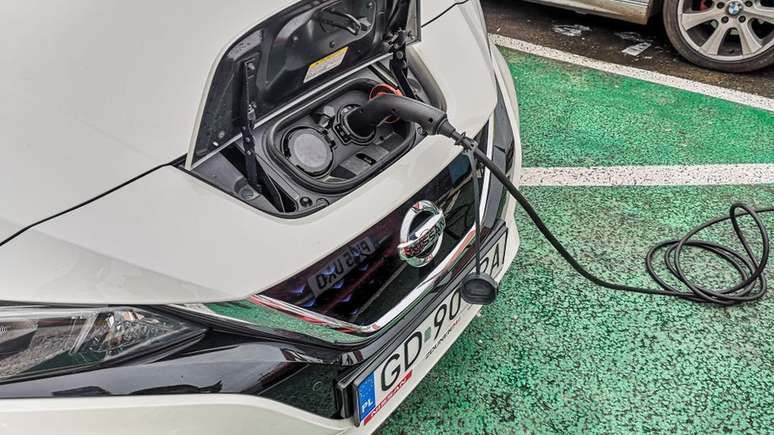 Carregar um carro el&eacute;trico pode levar de 45 minutos a quatro horas
