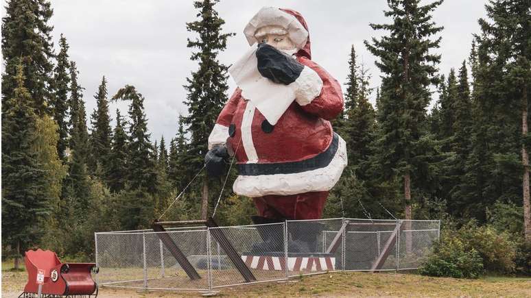 Polo Norte tem a maior est&aacute;tua de fibra de vidro do Papai Noel do mundo